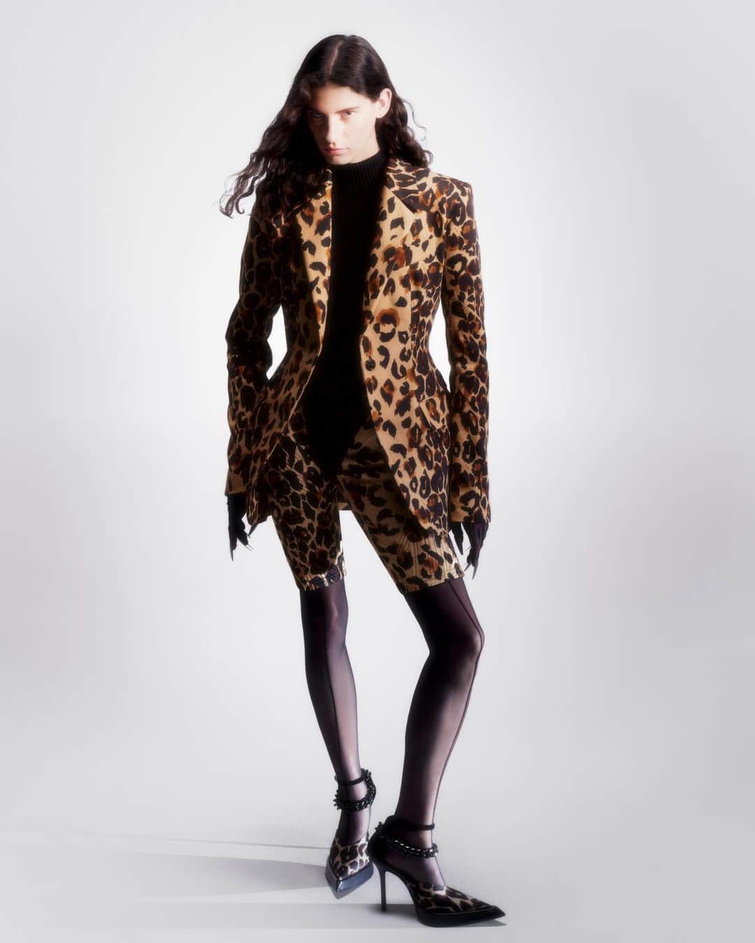 のインスタグラム：「Cyrielle Lalande, french model, for Mugler Resort 2020. - Cyrielle wears an iconic leopard print tailored jacket over a black ribbed cotton body and leopard print cycling shorts, with black sheer hosiery and leopard print platform pumps. - Creative Director @cadwallader  Styling @alex_jordan_harrington  Photography @arnaudlajeunie  Casting @julialangecasting  Hair @jondefranc  Make up @christinecorbel  Movement @jordandrobson  Production @kitten_production  Model @cyriellellnd  #mugler」