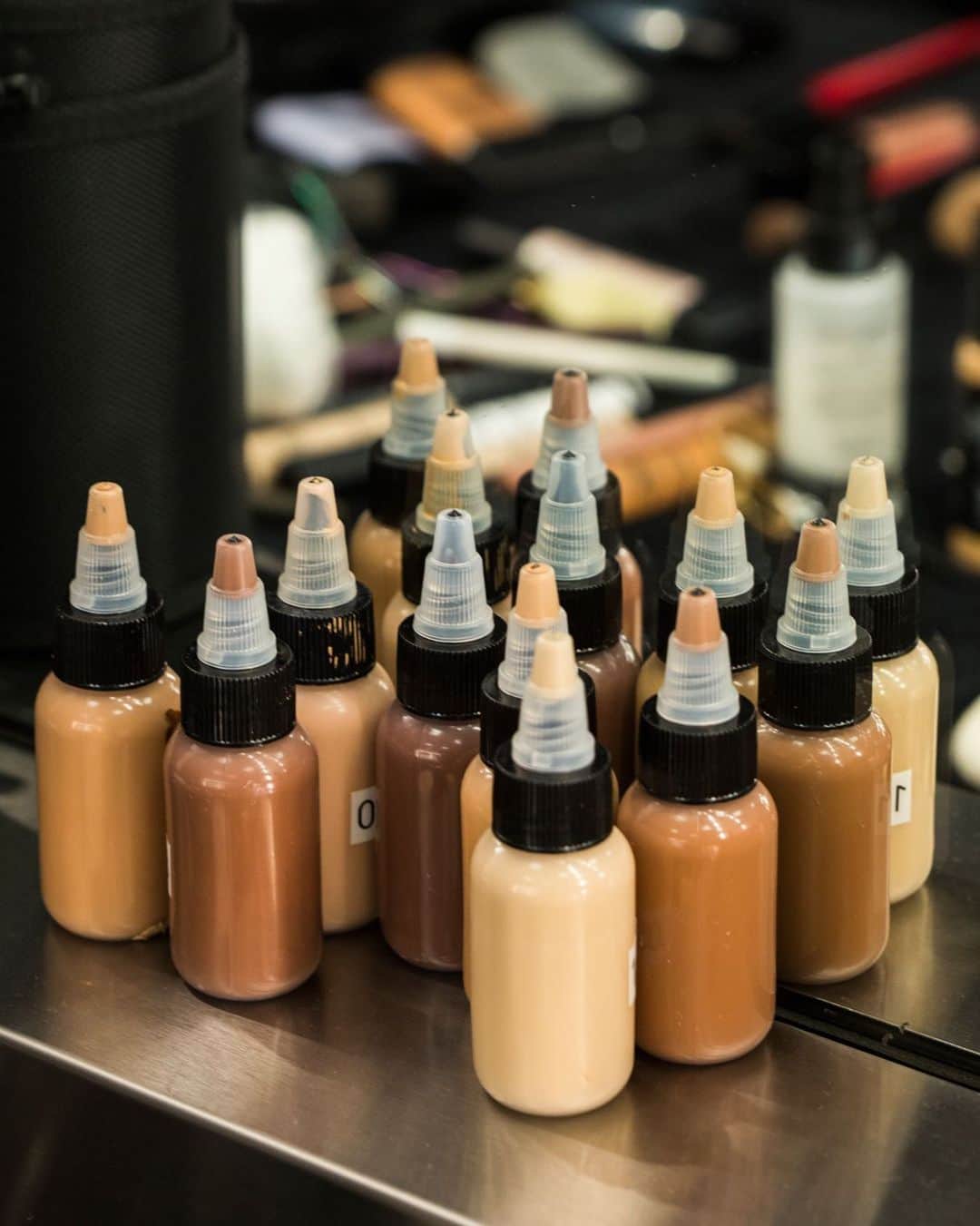 Smashboxのインスタグラム：「Are you a makeup artist and does your work bag resemble oversized luggage? Not judging, but here’s a quick tip to lighten your load. Pour foundation shades into travel-sized bottles. That’s what our Smashbox artists do when they get ready for shoot day. #BTS #StudioSkin」