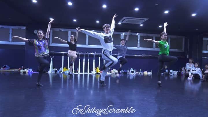 のインスタグラム：「. EN DANCE STUDIO 💫SHOJIN THEME PARK💫 オーディション対策 . 東京ディズニーランド 「ワンマンズ・ドリーム」 . オーディションまで2週間！！ みんなが大好きなこの曲で最終調整の対策レッスンでした！！ . 20分で振り入れし、少人数鏡なしで踊りまくり、ラストは投票オーディションまでガッツリ😎✨ . 普段は筋肉使ってバキバキ踊らせていますが、今回はワンマンのこの曲なので、“優しく”て“あったかい”踊りと表情をみんなにリクエスト💨 “みんなに誘いかける”のニュアンスや表情にはとことんこだわらせました。 . その中でもしっかり音取りとテクニックを魅せること！！ ポイントポイントを外さない、簡単なようですごく難しいなーと改めて実感しました🤔 . マジでレベル高すぎてラストのメンバー選ぶの超絶悩んだ😭💦 選ばれなかった子でも受かりそうな子たっっっくさんいたので、当日は自信持って楽しんで受けて来てね😊✨ みんな本当に最高のパフォーマンスだったよ！！ . 現役組もたくさん来てくれて、みんなにアドバイスや刺激をありがとう！！ 細見の存在感とラストよ🤣 今でも言うけど、なぜコレを受けに来た！！笑 . 来週からはもうオーディションぽいのは一切やんなーい。 良いメンタルで臨んでほしいから、みんなで騒いで楽しめるヤツってことで、キャーッツ😻✨ スキンブルシャンクスやろう！！ 簡単過ぎるからENではやらない予定だったけど、みんなもこの曲大好きみたいだから2週間だけ😊✨ みんなで歌って踊って騒いで楽しもう！！ 待ってるね！！ . . #shojin #テーマパークダンス #テーマパークダンサー #ジャズダンス #テーマパークレッスン #テーマパークジャズ #ジャズレッスン #ダンスレッスン #themepark  #themeparkdance #ディズニー #ミュージカル #ディズニーダンサー #en #endancestudio #ディズニーシー #choreographer #choreograph #ディズニーイースター #disney #ディズニーランド #ワンマン #ワンマンズドリーム . #1位いず🤩 #個人賞は小口🤫 #名古屋2人頼むから誰かぶっ潰して🤪 #あやのラストポーズが一生決まらない🤣 #号泣するるこ🤪 #現役は基本叫びたがり🙄」