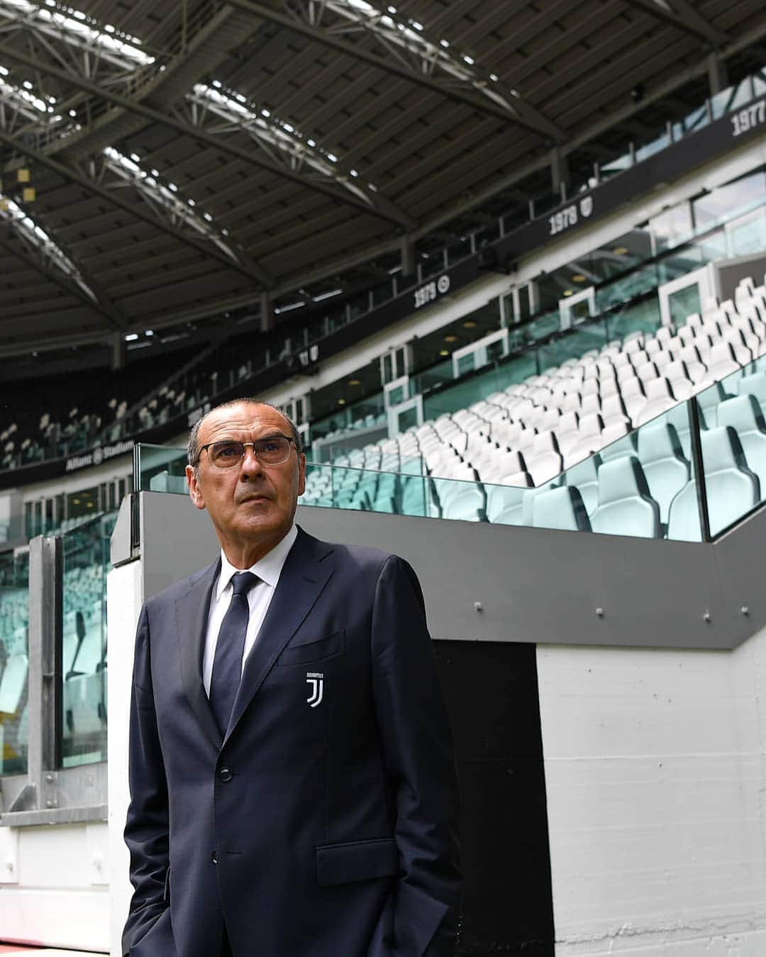 ユヴェントスFCさんのインスタグラム写真 - (ユヴェントスFCInstagram)「Maurizio Sarri looking good in his new home 🏟 #WelcomeSarri」6月20日 22時14分 - juventus