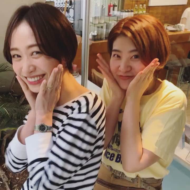 小松美緒のインスタグラム：「@yoshinariyuri  @balloontoyo__  どっちが長澤まさみかだって、、💓 どっちもある意味違うけど、  どっちも可愛くて、良しとしよう♡ BALLOONのスタッフ、来てくださってるお客様に会えないのは寂しいけれど、  WYETHでもお待ちしてます。  #みんなショートにチャレンジしよう」