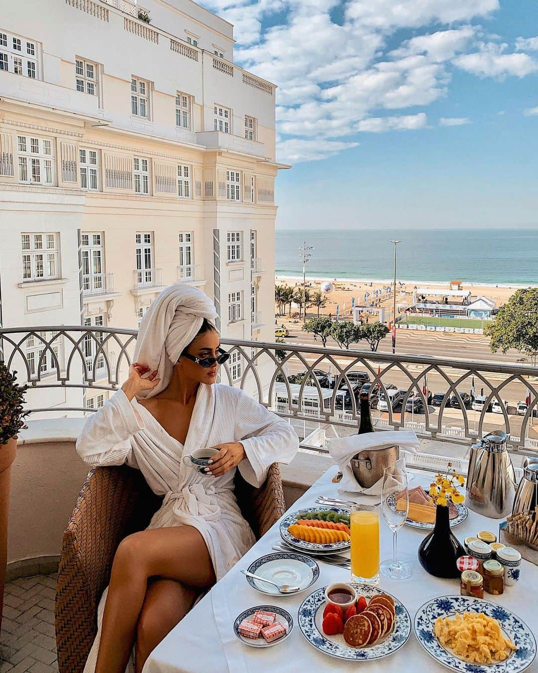 Camila Coelhoさんのインスタグラム写真 - (Camila CoelhoInstagram)「BOM DIA, Rio!🧡 Relaxing morning because we are partying hard tonight to celebrate  @camilacoelhocollection (can’t wait) #revolvearoundtheworld ———- Bom diaaaa, RIO (com vista linda aqui do @belmondcopacabanapalace ) Manhã relax porque a hoje promete muita farra, na festa de lançamento de @camilacoelhocollection 💃🏻🎉 Acompanhem tudo!!!」6月20日 22時10分 - camilacoelho