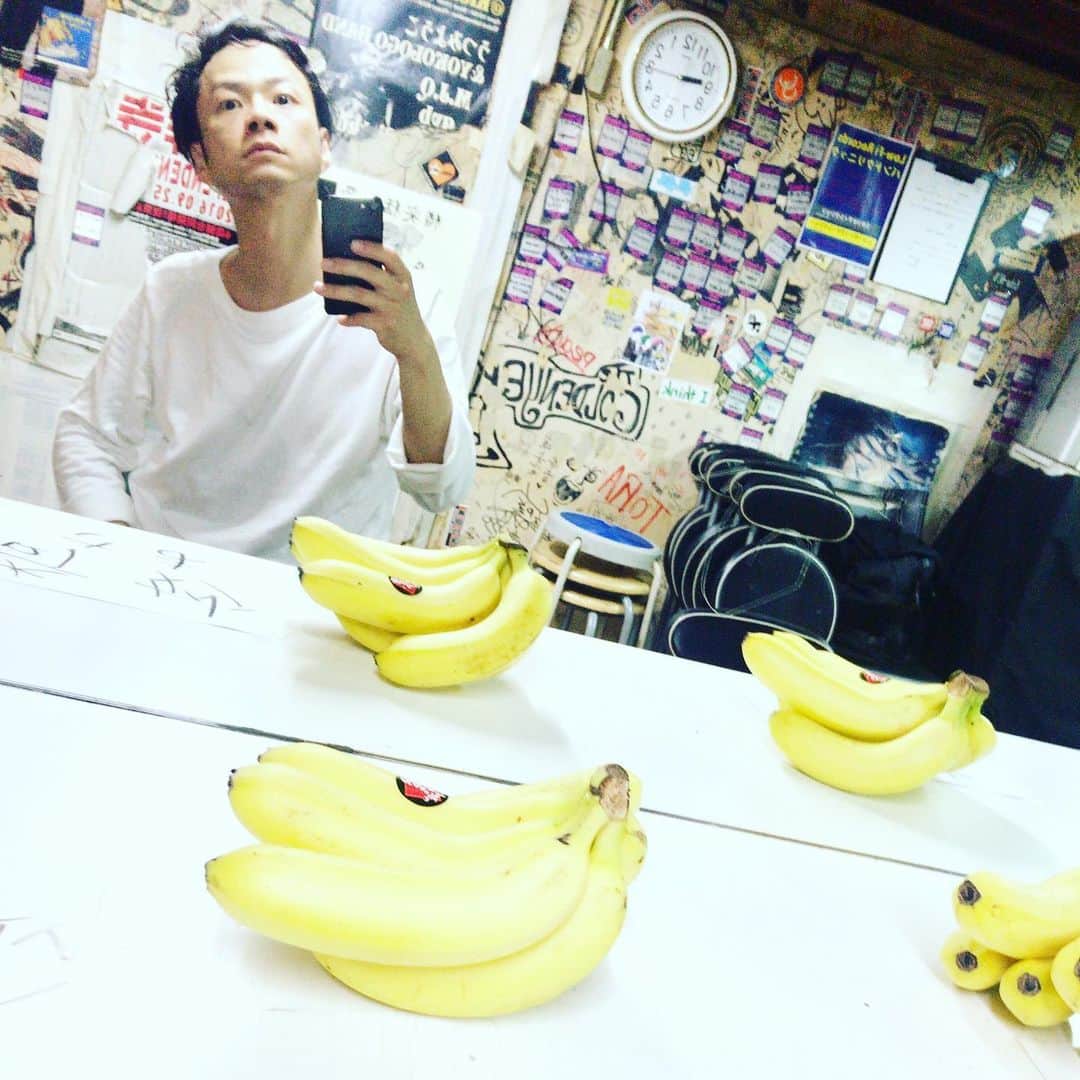 奇妙礼太郎さんのインスタグラム写真 - (奇妙礼太郎Instagram)「#banana #バナナ #楽屋  #ザピーズ はるさんと2メンでした。幸せっっス。 #大木温之 #奇妙礼太郎」6月20日 22時12分 - reitaro_strange