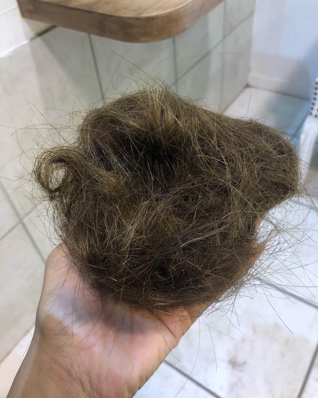 あおい夏海さんのインスタグラム写真 - (あおい夏海Instagram)「こんばんは💕 イメチェンしたよ🎵 ボブ？ シルバーアッシュ❤️ １ヶ月前くらいから切ろうと決めてたから、後悔なくバサリと切れた✨ みんなから好評で嬉しい💕 . カットとブリーチ、カラーしてもらって、1回でこのカラーになった✨ 髪に最小限の傷みで抑えるブリーチとカラー、最後に生トリートメントしてもらったから、この通り髪の毛は生きてます💕 . 髪のアレンジもしやすいし、髪乾かす時間が減ったから楽になったー😂✨ . カラーやイメチェンしたい方は 関内美容院【シシリー】 福島さんまで💕笑 ‭045 231 6770‬ 〒231-0045 神奈川県横浜市中区伊勢佐木町４丁目１１２, ウィルビー横浜1stビル101 . . この日の私服 @esutoreja コーデ . #ヘアサロン #ボブ #イメチェン #ボブアレンジ #シルバーアッシュ #ヘアカラー #ヘアカット #ロブヘア #関内 #美容院 #美容室 #生トリートメント #ブリーチ #あおい夏海  #esutorejaコーデ #esutoreja」6月20日 22時16分 - natsumi.aoi