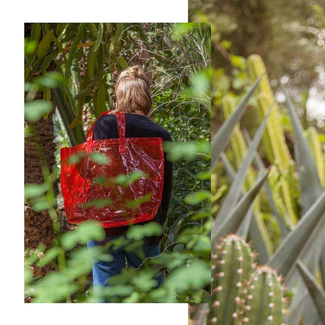 ベンシモンのインスタグラム：「ROUGE ❤️ A la plage ou à la ville, ce sac transparent sera l'élément incontournable de votre garde robe... 🇬🇧 At the beach or in town, this transparent bag will be an essential of your wardrobe ! #bensimon #bags #essential #pe19 #summer」