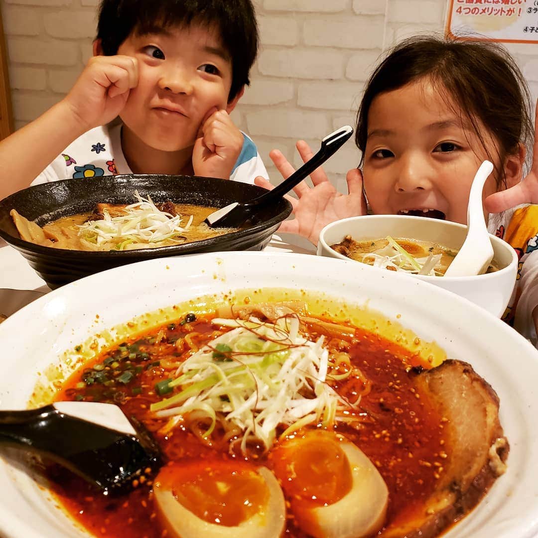 東朋宏さんのインスタグラム写真 - (東朋宏Instagram)「今日は子供たちを連れてラーメン‼️ なんとここ、子供は全品無料‼️ すごくない？  大人も無料だったら毎日行くのになぁ。。。(笑)  #ラーメン #夕食 #子供とお出かけ #歯が抜けてるのもかわいい」6月20日 22時18分 - tomohiro_azuma