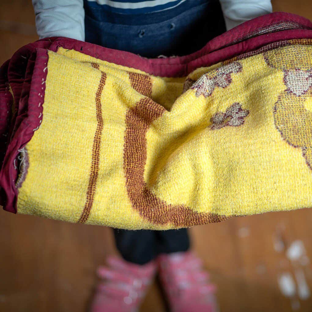 unicefさんのインスタグラム写真 - (unicefInstagram)「Nour, 12, took a blanket with her when she left Syria. “I still have feelings when I cover myself in this blanket. I feel sadness thinking about the old beautiful days in Syria. But I also feel protected and safe.” Nour tells us from Za’atari refugee camp, Jordan. “This is my blanket. When I was little and it was my birthday, my grandmother bought it for me… I remember that we had to flee because there was bombing. It was night time. That’s why we came here… I was covered in it when I was little and I came here. It protected me against the cold and the rain. I was scared but my mother held me… I still have feelings when I cover myself in this blanket. I feel sadness thinking about the old beautiful days in Syria. But I also feel protected and safe.” Nour dreams of becoming a teacher. #AChildIsAChild #RefugeeDay © UNICEF/UN0264943 & UN0264942/Herwig」6月20日 22時20分 - unicef