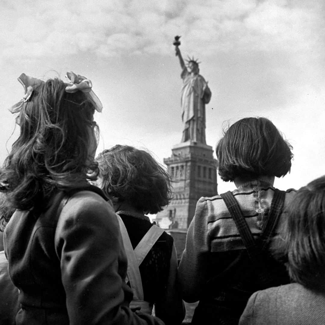 lifeさんのインスタグラム写真 - (lifeInstagram)「Refugee children in 1946 gazing at Statue of Liberty from the railing of a boat. (Jerry Cooke—The LIFE Picture Collection/Getty Images) #Refugees #WorldRefugeeDay #TBT」6月20日 22時21分 - life