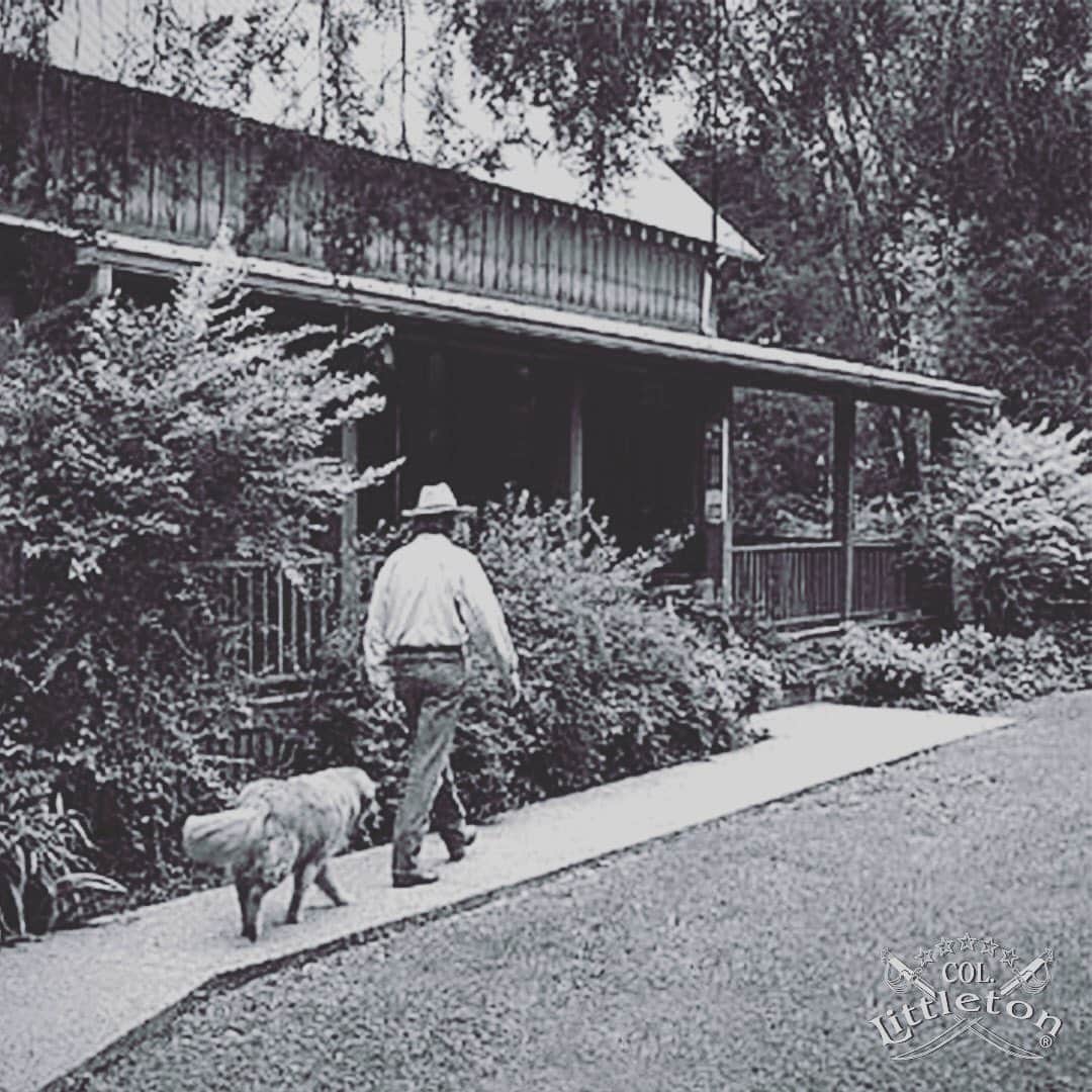 のインスタグラム：「“If you get to thinkin’ you are a person of some influence, try orderin’ somebody else’s dog around.” – Will Rogers  #ThoughtfulThursday #ThursdayThoughts #WillRogers #Leather #Leathergoods #Handmade #Handcrafted #MyColStyle #ColonelLittleton #Tennessee #MadeInUSA #madeinamerica #americanmade」