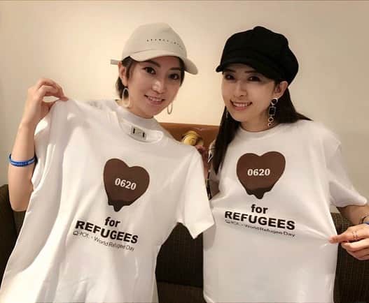 松井絵里奈さんのインスタグラム写真 - (松井絵里奈Instagram)「🌍 6月20日「世界難民の日」 以前、Q-potさんの展示会で 国連UNHCR協会の特設ブースがあり世界難民について学ばせて頂きました。 難民について無知すぎる自分を恥じました。 ・ 人種、宗教、国籍、政治的意見や特定の社会集団に属するなどの理由で、自国では迫害を受ける、またはその恐れがあるために国外へ逃れた「難民」の数は、国内避難民と合わせ世界で７０８０万人に及ぶそうです。 とんでもない数ですが、その個人個人の生きている物語を知っていくことが大切だと教えて頂きました。 ・ 難民の半数以上を占めるのが18歳未満の子どもたち。 過酷な現実の中でも、夢を持って生きている子どもたちがたくさんいる。 平和な日本に住んでいて、 無関心でいること自体が違うなと感じました。 東京オリンピック・パラリンピックには難民選手団も参加されるし、困った方に出会えば手を差し伸べられる心でいたい。 自分にできることから少しずつ。 #難民と進むワンステップ #StepWithRefugees  #難民#難民選手団 #知ることから #知れて良かった #世界難民の日 #救える命がある #東京オリンピック #東京パラリンピック #愛#地球#🌍#💓 #キューポット #加藤綾菜 ちゃん #松井絵里奈」6月20日 22時27分 - erina74xx