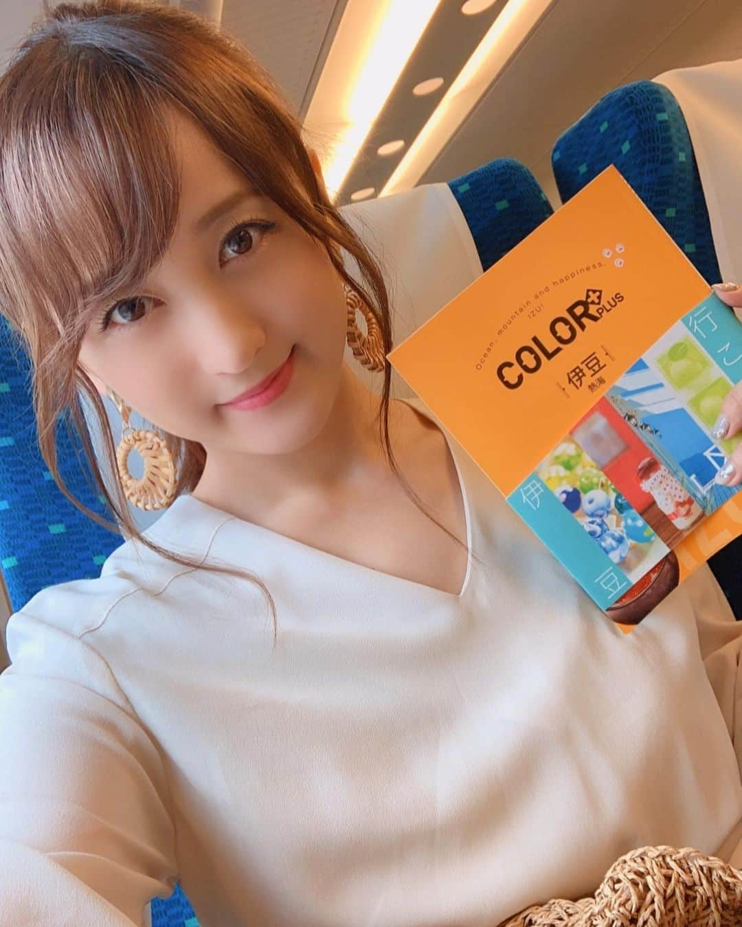 小松彩夏さんのインスタグラム写真 - (小松彩夏Instagram)「一泊で熱海方面にとある撮影に行ってきました！！﻿ ﻿ 天気にも恵まれていい写真が撮れたと思います♡﻿ ﻿ 色々、お知らせ出来るまで楽しみにしていてくださいね(((o(♡´ω`♡)o)))﻿ ﻿ それと！！﻿ ﻿ 明日の18:00頃 小松彩夏バースデーイベントのチケット受付を開始予定です！！﻿ ﻿ Twitterやブログ、インスタをチェックしてください♡﻿ ﻿ #撮影 #熱海 #新幹線 #天気 #晴れ #最高」6月20日 22時28分 - official_ayaka_502