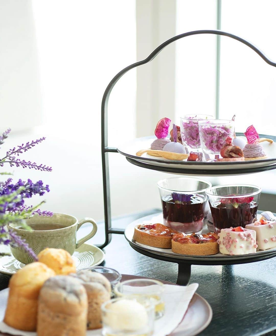 Andaz Tokyo アンダーズ 東京さんのインスタグラム写真 - (Andaz Tokyo アンダーズ 東京Instagram)「Spend a posh afternoon tea surrounded by the fields of Provence at our 52nd floor Rooftop Lavender Garden 💜🍃 Featuring  lavender eclair and lavender panna cotta, this is a purple-themed tea you don’t want to miss. 🌟 アンダーズ 東京の52階ルーフトップに南仏を思わせるラベンダーガーデンが登場。週末の午後は心地よい風を感じながら、ラベンダーパープルで彩られたセイボリーとスイーツによるアフタヌーンティーセットをお楽しみください。🍵💜」6月20日 22時32分 - andaztokyo