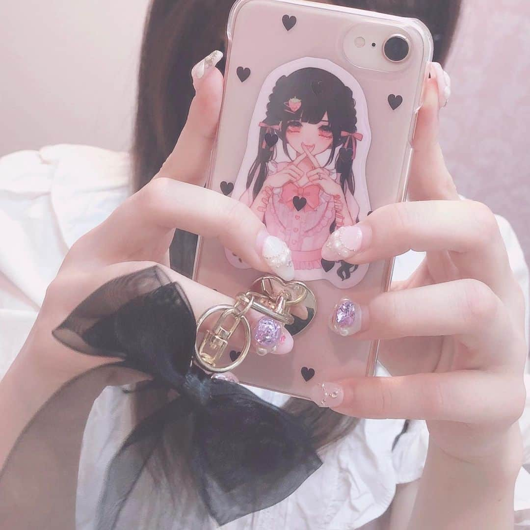 田北香世子さんのインスタグラム写真 - (田北香世子Instagram)「今のiPhoneケース🎀🖤 少し前まで私は手帳型しか使えない人間だと思ってたんだけど1回違うの使ってみたら意外とそんなこと無かったし選ぶケースの幅広がって人生楽しくなった🙆‍♀️ #ネイル伸びすぎ」6月20日 22時34分 - kayoko_takita