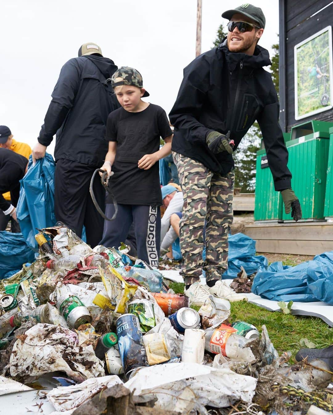 ステール・サンドベックさんのインスタグラム写真 - (ステール・サンドベックInstagram)「We did a trash clean up in our local snowpark to keep our favourite place fresh and clean🙌🏻🌍⛄️ I challenge you all to pick up 5 or more pieces of trash wherever you are today👊🏼 KEEP IT CLEAN🌍⛄️🌴🌊🌞🌸#pantforpudder」6月20日 22時38分 - stalesandbech