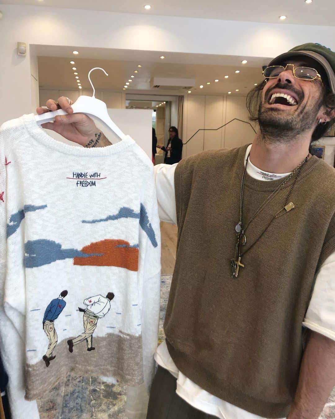 稲木ジョージのインスタグラム：「Summer knit by @handlewithfreedom  The Italian with Japanese heat ❤️🇯🇵 @giottocalendoli」