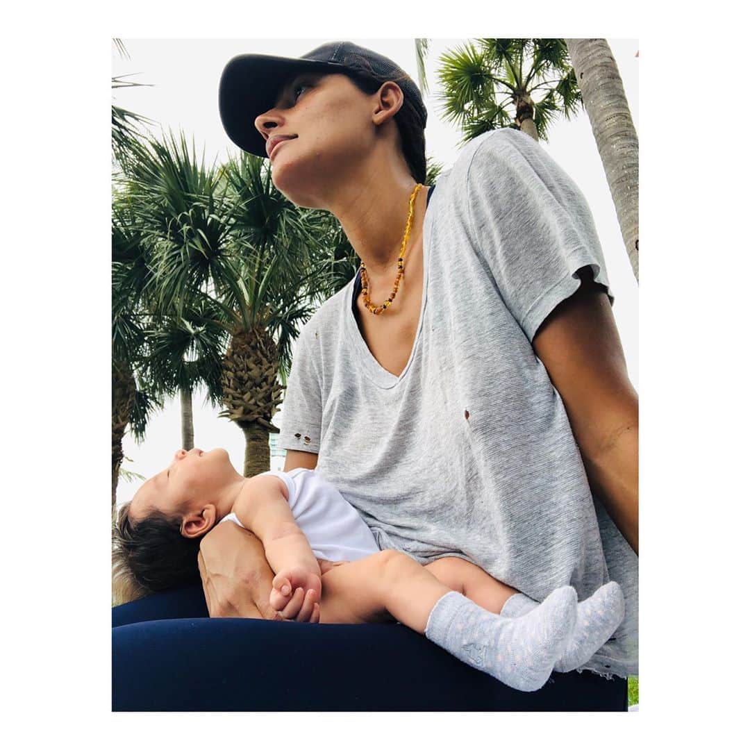 エマニュエラ・デ・パウラさんのインスタグラム写真 - (エマニュエラ・デ・パウラInstagram)「My companion 🤱🏽 #babygirl #Giulia」6月20日 22時48分 - emanueladepaula