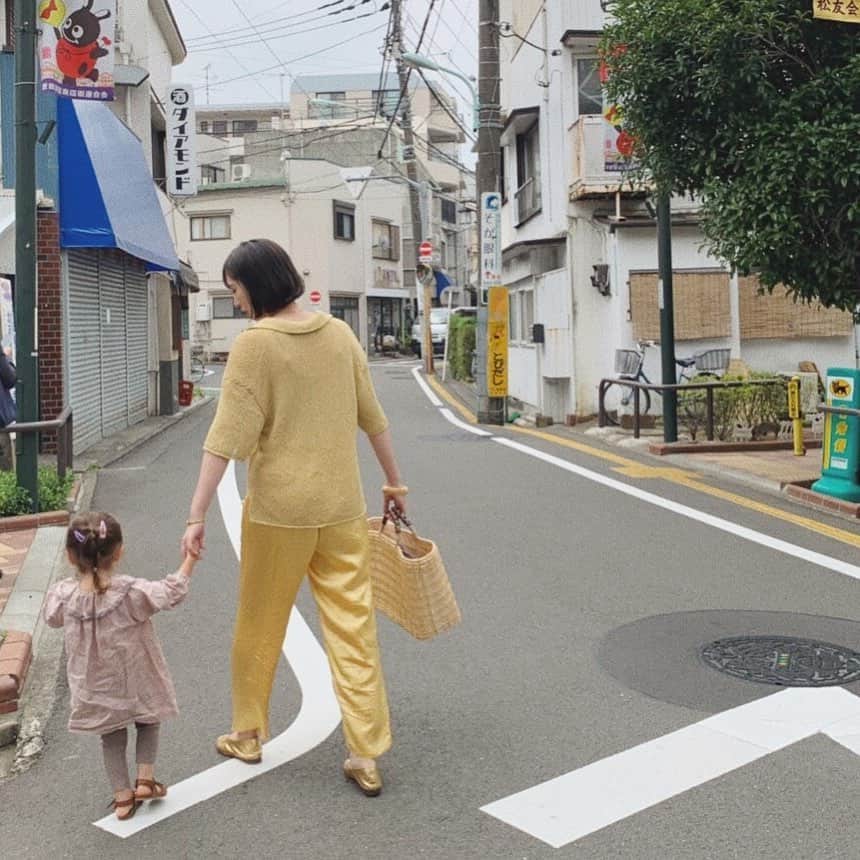畑田萌のインスタグラム：「金運が上がりそうとか インド映画に出てそうとか言われたレモン色だった日🐥 すみれ曰く、自分は桃色のお洋服で、 お母さんは？と聞いたら、大根色の服だそうです。食べ物のチョイスセンス。」