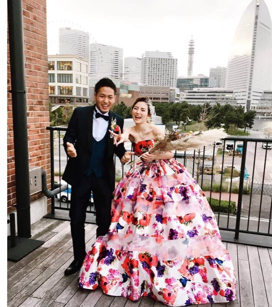 プレ花嫁の結婚式準備アプリ♡ -ウェディングニュースさんのインスタグラム写真 - (プレ花嫁の結婚式準備アプリ♡ -ウェディングニュースInstagram)「色鮮やかで素敵💕ニナミカドレス５選photo９枚✨ . . ➸➸➸➸➸➸➸💒➸➸➸➸➸➸➸ 同じ式場の卒花嫁さんの 本物の料金&見積もり&写真が見れる✨ . #ウェディングニュース式場検索 👰 . アプリ： @weddingnews_editor web版： @weddingnews_concierge ➸➸➸➸➸➸➸➸➸➸➸➸➸➸➸➸ . . こちらのお写真は . １着目： @dress_bridalattendant_pur さん ２着目： @yumig_g_g_ さん ３着目： @i.tmwedding さん ４着目： @pgmasato さん ５着目； @belleviegazahall さん . からリグラムさせていただきました🌟ありがとうございました😊✨ . . . 色鮮やかな花柄プリントドレスといえば✨ #蜷川実花ドレス ですよね👗✨ . カバーは6thコレクションの #ドレス 💚 . グリーンの花柄プリントの上からグリッターチュールを重ねたふんわりした雰囲気のスカート💕 . ビスチェの可愛らしい小花や濃いグリーンの #サッシュベルト がアクセントになったおしゃれなドレスです😊💕 . どのドレスも #蜷川実花 さんの世界観が詰まっていて素敵ですよね✨ . ほかのドレスも素敵なので、ぜひスワイプ👉🏻してチェックしてみてくださいね💕 . . . ＼📷投稿お待ちしています／ . 花嫁はもちろん、業者さんも大歓迎✨ アナタのお写真をご紹介してもOKという方は、ぜひ #ウェディングニュース にお写真を投稿してください💕 . . ⬇︎関連アカウント⬇︎ . 💒式場検索 【 @weddingnews_concierge 】 👰マイレポ花嫁 【 @weddingnews_brides 】 . . その他、編集部からの連絡専用 @weddingnews_contact や、スタッフ個人の連絡用として @WN_xxxx（xxxは個人名）があります💕 . ………………………………………… ❤️WeddingNewsとは？ . 花嫁のリアルな”声”から生まれた 花嫁支持率No1✨スマホアプリです📱💕 . . 🌸知りたい… #結婚式準備 に役立つ記事を毎日150件配信中♩ . 🌸見たい… インスタの #ウェディング 系投稿TOP100が毎日チェックできる＊IG画像の複数ワード検索も可♩ . 🌸叶えたい… #結婚式 関連の予約サイトが大集合♩ . 🌸伝えたい… 自分の結婚式レポ『マイレポ』が簡単に作れる♩卒花嫁のレポが読める♩ . . @weddingnews_editor のURLからDLしてね✨ . . . #プレ花嫁 #結婚  #花嫁  #ウエディング  #プレ花嫁準備 #2019秋婚 #カラードレス #ドレスレポ #ウェディングドレス #ドレス迷子 #ドレス選び #ドレス試着 #披露宴 #日本中のプレ花嫁さんと繋がりたい #お色直し #ワンピース #2020春婚 #ナチュラルウェディング #2019冬婚 #グリーンドレス」6月20日 22時43分 - weddingnews_editor