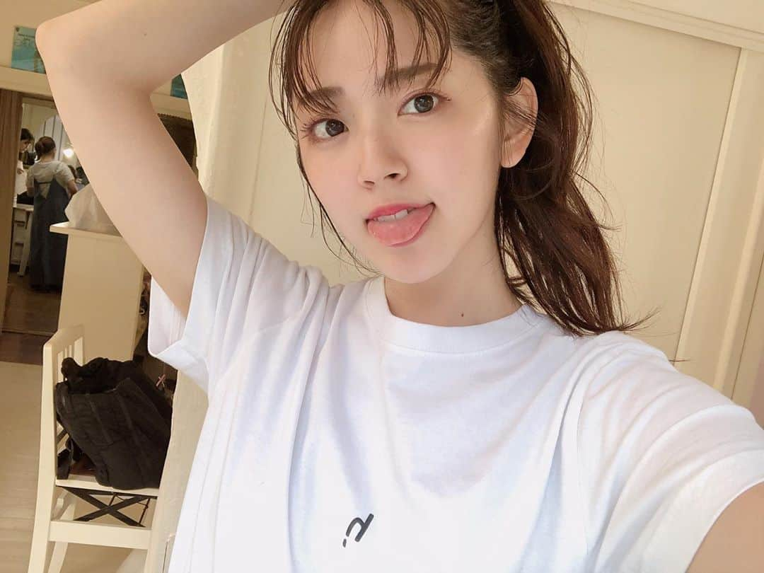 鈴木愛理さんのインスタグラム写真 - (鈴木愛理Instagram)「✴︎ 今日は、Ray→ジム→ジム→フィッティングという一日😉 . 楽しい撮影して、いつものジム行って、新しいジム行って、1時間半くらい @sae_okazaki & @matsumoto_erika に会って、かわいい衣装着て☺️大充実な1日でした💗 . . #明日筋肉痛やばそう #笑 #たくさん笑える日の疲労は最高だ🤗 #そして1日の終わりに #スタイリストさんとさくちゃんとタッカンマリ #いまここ↑ #幸せかよ、、、🤤 #鶏肉だから白いから #カロリーゼロ #🙆‍♀️」6月20日 22時44分 - airisuzuki_official_uf