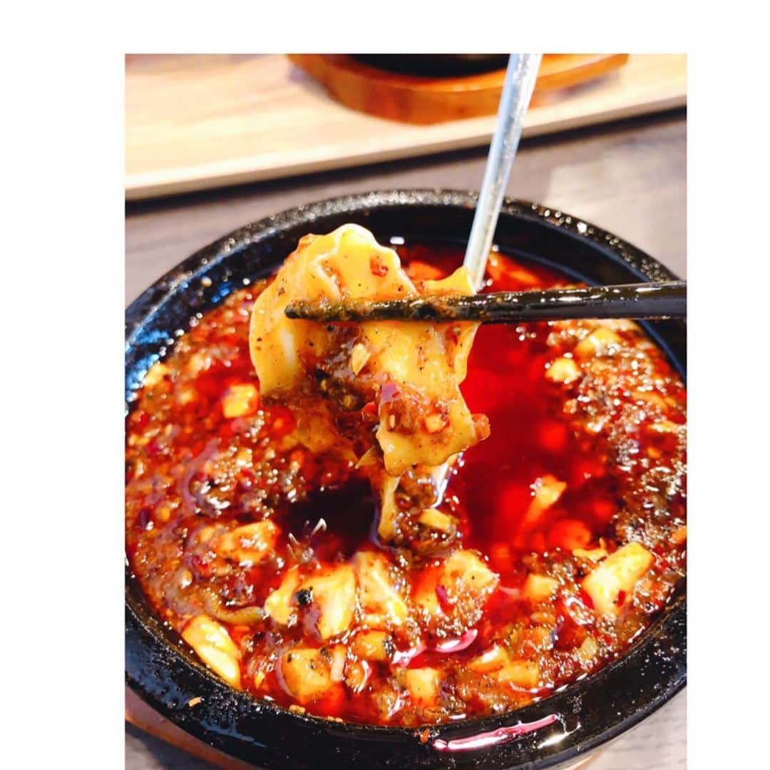 激辛アミーゴのインスタグラム：「本格中華料理 味覚へ行ってきました🌶 ここは、多くの番組でも取り上げられるくらい激辛メニューが有名です🤣 石焼麻婆刀削麺の激辛🌶 外も暑いし、久々に汗だく💦いつまでも熱々の煮えきった石焼麻婆の中に刀削麺を絡めるんだけど、とにかくドロドロで、所々、赤というより黒い‼️ 絡めるものがないとキツいですね…遠慮ない激辛に、これはチャレンジする甲斐ある一品でした‼️ でも、2人で一人前くらいの量です😅 ・ #味覚 #石焼麻婆刀削麺 #激辛」