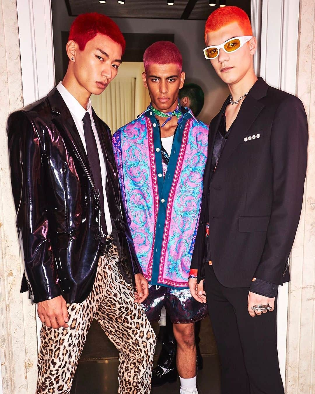 ジャンニヴェルサーチさんのインスタグラム写真 - (ジャンニヴェルサーチInstagram)「#VersaceSS20 formalwear is reimagined: laminated textures are juxtaposed with plush animalier fabrics. Discover more #MFW backstage moments at the link in bio.」6月20日 22時47分 - versace