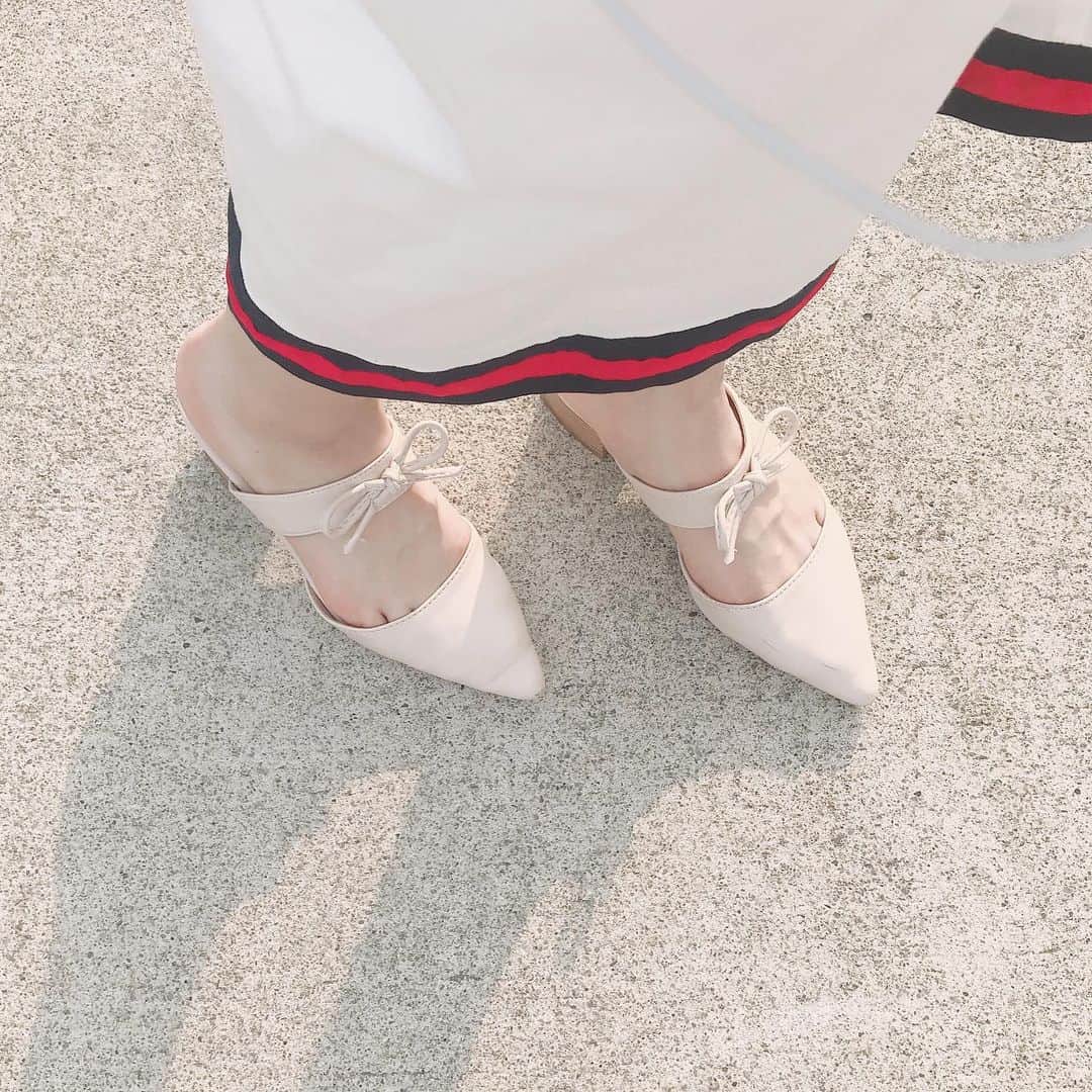 市川愛美さんのインスタグラム写真 - (市川愛美Instagram)「最近太陽が強いですね… でも、天気がいいと外歩きたくなります。 @u_dresser  さんのサンダル♪ プライベートはヒールを避けてて できるだけ多く歩きたいから 歩きやすい靴を選んじゃうんです☺︎ . . それならスニーカーでって思うけど 夏だからサンダルがいいし オシャレもちょっと入れたいんです。 歩いてて足痛くならないのがこのサンダルのお気に入りポイント！  #サンダル#ベージュサンダル#udresser#PR」6月20日 22時50分 - 0826manami