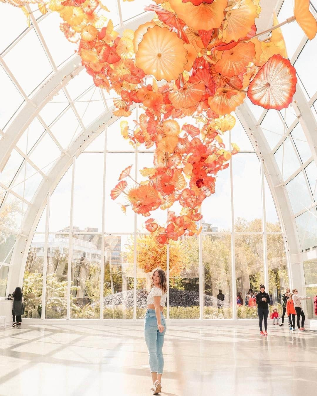 Visit The USAさんのインスタグラム写真 - (Visit The USAInstagram)「Life is more colorful at The Chihuly Garden and Glass Museum in Seattle, Washington 🎨. Travel Tip 📝: You get discounted tickets for the museum when also purchasing a ticket to the Space Needle and both attractions are right next to each other! 📷: @snvpcity #VisitTheUSA」6月20日 23時00分 - visittheusa