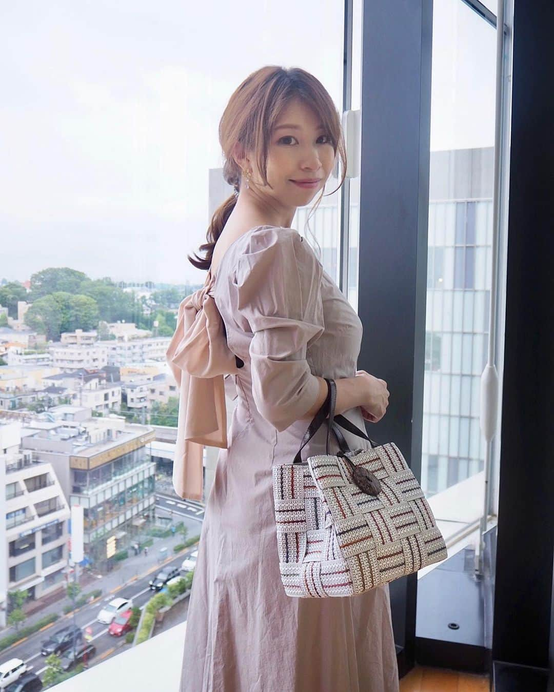 こままりえさんのインスタグラム写真 - (こままりえInstagram)「✴︎ coordinate🎀 . one-piece…#herlipto @herlipto  bag…#bibouonline @bibou_universalstandard .  こじはるちゃんの展示会で 出産前にオーダーしていたやつ💓 やっと着れて嬉しい☺️👗 . @alma_tonutti_japan のカゴバッグは 軽くて使いやすいから 最近こればっかり使ってる👜🎶 この夏出番多いこと間違いなし〜😉☀️ . #fashion #coordinate #ootd #outfit #code #mamacode #152cm #まりえコーデ #コーディネート #コーデ #ママコーデ #herlipto #kojimaharuna #kojiharu #ハーリップトゥ #小嶋陽菜 #こじはる #アルマトヌッティ #ALMATONUTTI #bibou #MadeinItaly #monipla #bibouonline_fan #かごバッグ #カゴバッグ #イタリア製 #天然素材 #ユニスタ #ユニバーサルスタンダード」6月20日 23時00分 - komamarie