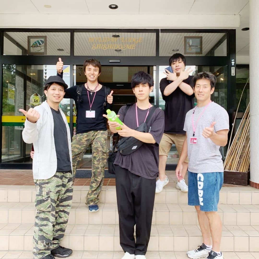 神宮司治さんのインスタグラム写真 - (神宮司治Instagram)「久し振りに釣りに行きましたよー！！ flumpoolの一生くんと元気くん、マニピュレーターの木内くんも一緒でしたー！！！ 色々なドラマがあって楽しかったですね〜😄 #神宮司治 #ドラム  #flumpool  #阪井一生  #尼川元気  #木内友軌  #山賀モータース  #フィッシュオン鹿留  #釣り  #トラウト」6月20日 23時01分 - ojro_men