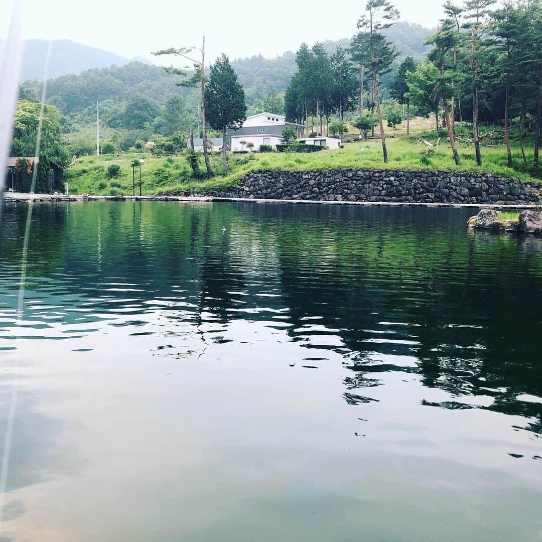 神宮司治さんのインスタグラム写真 - (神宮司治Instagram)「久し振りに釣りに行きましたよー！！ flumpoolの一生くんと元気くん、マニピュレーターの木内くんも一緒でしたー！！！ 色々なドラマがあって楽しかったですね〜😄 #神宮司治 #ドラム  #flumpool  #阪井一生  #尼川元気  #木内友軌  #山賀モータース  #フィッシュオン鹿留  #釣り  #トラウト」6月20日 23時01分 - ojro_men