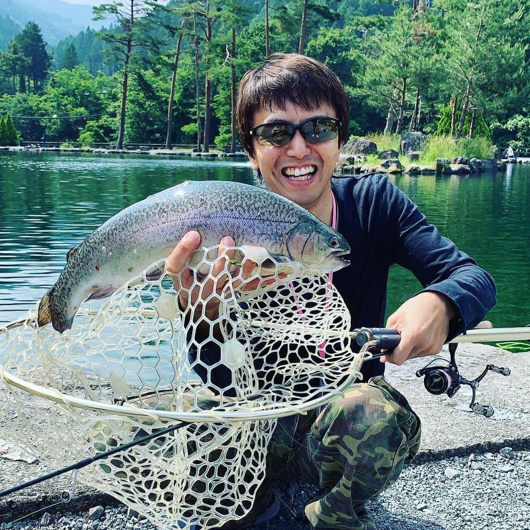 神宮司治さんのインスタグラム写真 - (神宮司治Instagram)「久し振りに釣りに行きましたよー！！ flumpoolの一生くんと元気くん、マニピュレーターの木内くんも一緒でしたー！！！ 色々なドラマがあって楽しかったですね〜😄 #神宮司治 #ドラム  #flumpool  #阪井一生  #尼川元気  #木内友軌  #山賀モータース  #フィッシュオン鹿留  #釣り  #トラウト」6月20日 23時01分 - ojro_men