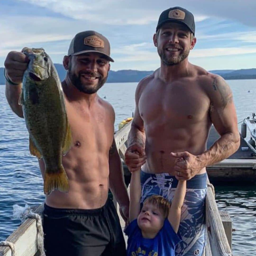 マックス・シエリオットさんのインスタグラム写真 - (マックス・シエリオットInstagram)「Crushing that lake life. Father’s Day fishing 🎣 #throwbackthursday #dadbods #summer @chadmendes #fathersday」6月20日 23時07分 - maxthieriot