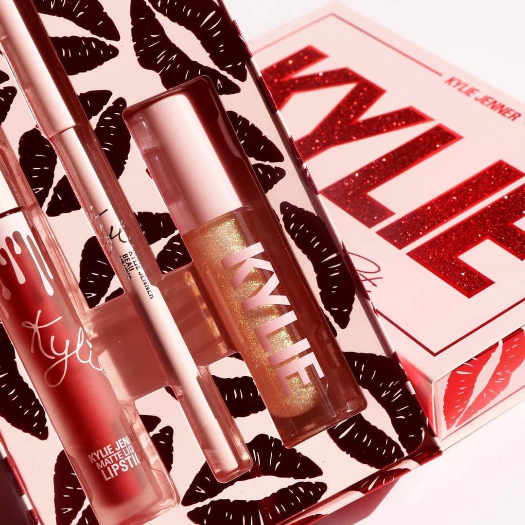 Kylie Cosmeticsさんのインスタグラム写真 - (Kylie CosmeticsInstagram)「It’s almost time 💕 Today at 9am pst limited quantities of select items from Valentine’s Day 2019, Holiday 2018 and Birthday 2018 will be back in stock from Kylie’s personal vault 😍 Once they are gone they are gone. KylieCosmetics.com」6月20日 23時07分 - kyliecosmetics