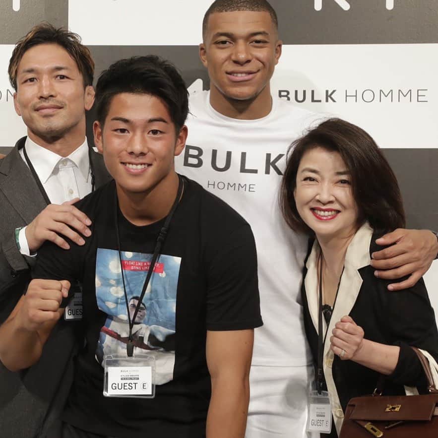 岸本加世子のインスタグラム：「男性コスメのbulkhommeのアンバサダーに就任した初来日のキリアン  エムパペ選手と写真を撮って頂きました。肩を抱いて頂きエムパペ選手の温もりが伝わってきました。宮田ちゃんとレジェンドの息子さんと。サイン入りのユニホームも頂きました！#bulkhomme#宮田和幸#キリアンエムバペ」