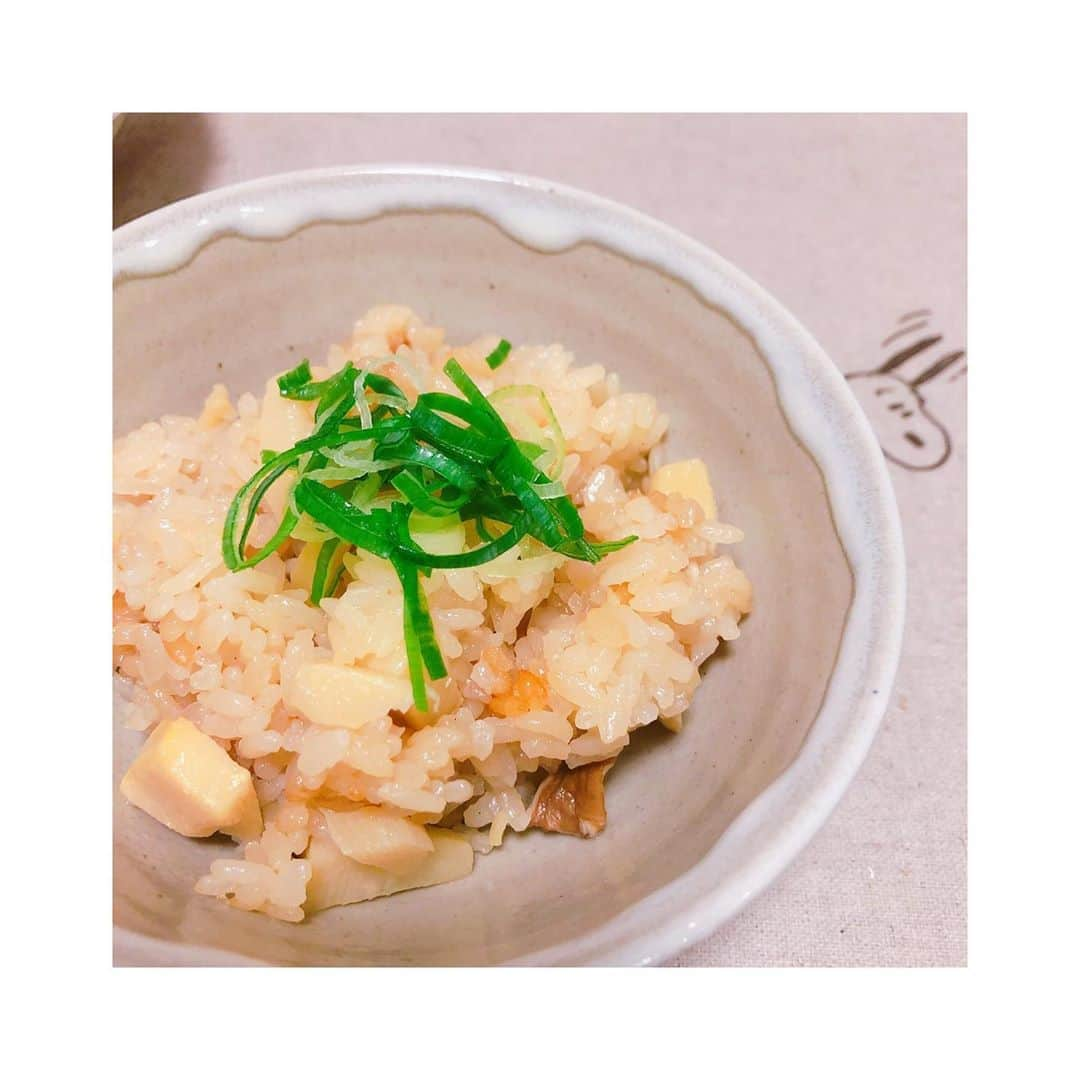 小倉唯さんのインスタグラム写真 - (小倉唯Instagram)「最近はまってる炊き込みご飯🍚  ブログに書いていたクイズ、 耳の正体は、スヌーピーのランチョンマットでした☺️ 何人か当ててる人がいて、誰も分からないかなと思ってたから、びっくり🙄🙄🙄✨ みんな詳しいなぁ😮  #炊き込みご飯 #スヌーピー #スヌーピーグッズ #SNOOPY #🍚」6月20日 23時10分 - yui_ogura_official