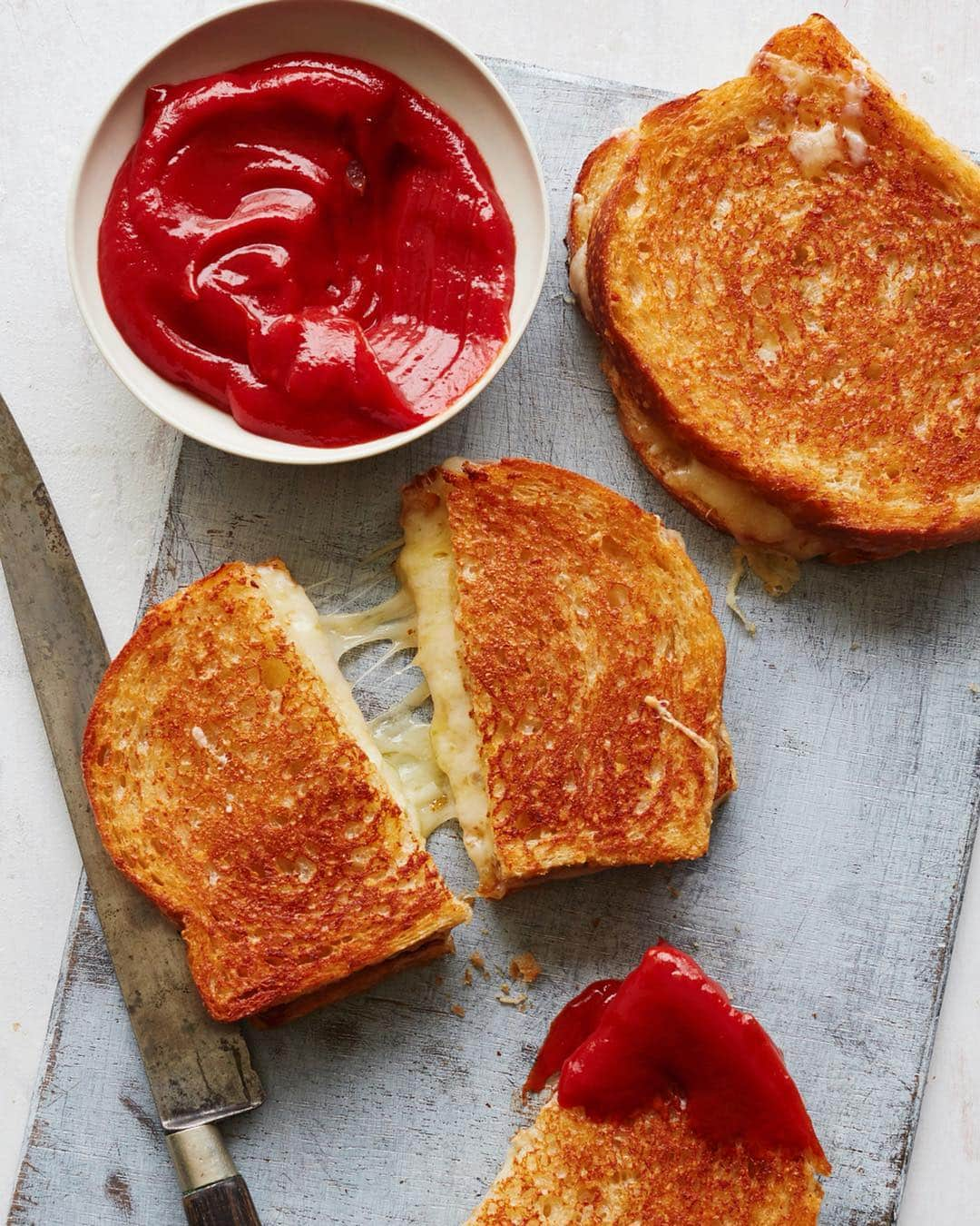 Gaby Dalkinさんのインスタグラム写真 - (Gaby DalkinInstagram)「Oh man… it’s happening. The most perfect grilled cheese is up on the blog and it’s truly an art form. A few keys to the perfect grilled cheese sandwich - 1: you need plenty of my favorite Hunt’s Best Ever Ketchup from @huntstomatoes for dipping, 2: you need ALL THE CHEESE, and 3: it’s all about that crispy coated bread!! If you’re a grilled cheese fanatic like me, you’re not going to want to miss this one. #ad RECIPE IS ON THE BLOG」6月21日 10時10分 - whatsgabycookin