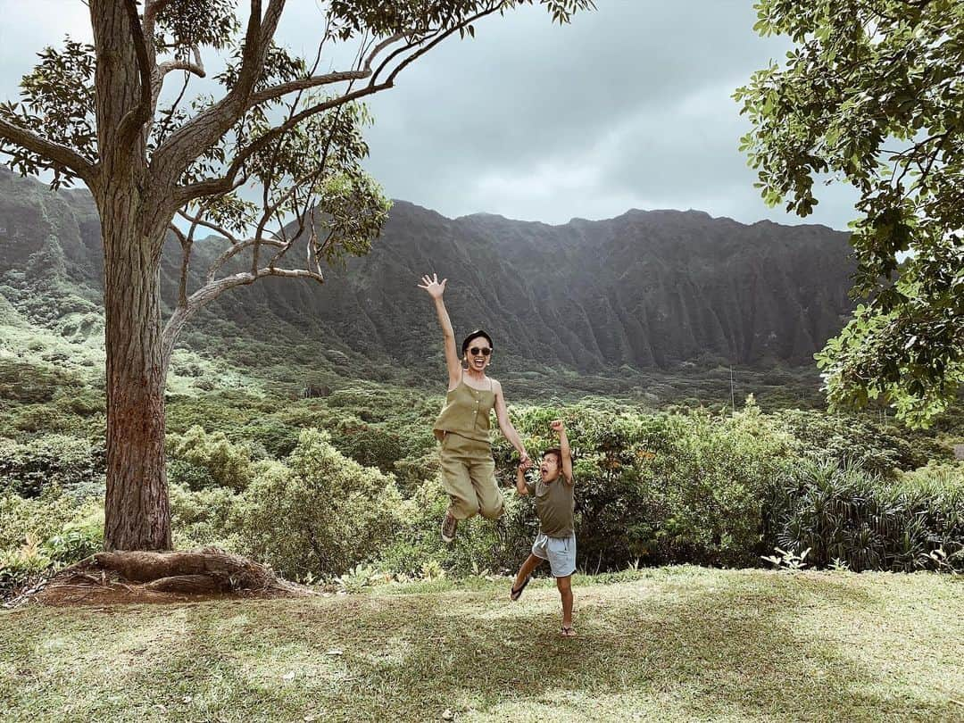 春名亜美さんのインスタグラム写真 - (春名亜美Instagram)「コオラウ山脈をバックにＪＵＭＰ🕴🏻🕴🏻！！！ 私なかなかのＪＵＭＰ力やん。 ・ ・ ・ #HoomaluhiaBotanicalGarden #ホオマルヒアボタニカルガーデン #カネオヘ #カネオヘ植物園 #Hawaii #ハワイ #ハワイ生活 #hawaiilife  #ハワイライフ #子連れハワイ #5歳1ヶ月 #男の子ママ」6月21日 10時07分 - amiharunaami