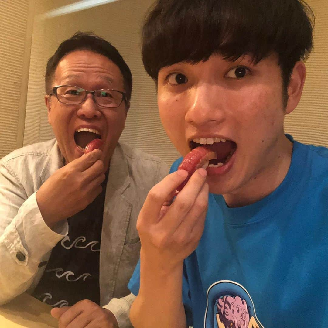 井上公造さんのインスタグラム写真 - (井上公造Instagram)「約束のお寿司を洲崎くんと食べに行きました。マジ、いい奴です。たくさん夢を聞きました。頑張れ‼️2枚目は今朝の写真。まだ、寿司握ってます（笑）  #寿司処しん #予約困難店  #ミシュラン #ラニーノーズ  #洲崎貴郁」6月21日 10時08分 - inouekozo39