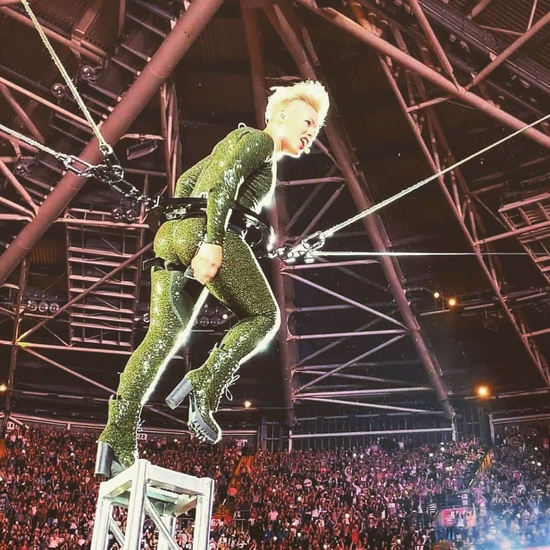 P!nk（ピンク）さんのインスタグラム写真 - (P!nk（ピンク）Instagram)「Thank you Cardiff ❤️😍❤️( photo by @robbslee )」6月21日 8時39分 - pink
