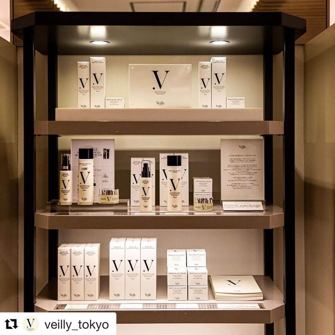 Yukari Imaiさんのインスタグラム写真 - (Yukari ImaiInstagram)「【Veilly】 伊勢丹 新宿 B2F ビューティーアポセカリーにて、先月に引き続きPOP UP SHOPを開催中！ LPSやセラミドが高配合されたクリームをお試し頂けます✨✨ お近くにお越しの際はぜひ立ち寄りください✨ _ #Repost @veilly_tokyo with @get_repost ・・・ ６月も後半となり、天候の変化や疲れが出てきた頃ではないですか？ そんな時はゆっくりと深呼吸をして丁寧なスキンケアを🌹﻿ -﻿ ﻿ 本日も伊勢丹ビューティーアポセカリーにてお待ちしております💕﻿ -﻿ 【伊勢丹 新宿 】﻿﻿﻿﻿﻿﻿ Veilly POP UP SHOP 第2弾 開催のお知らせ✨ ﻿﻿﻿﻿﻿﻿ ﻿﻿﻿﻿﻿ 期間 : 6/12（水）〜6/25（火）﻿﻿﻿﻿﻿﻿ 場所 : 伊勢丹新宿店本館地下2階 ﻿﻿﻿﻿﻿﻿ ビューティアポセカリー ﻿﻿﻿﻿﻿﻿ -﻿﻿﻿﻿﻿﻿ 前回、とても好評だったVeilly のPOP UP SHOP！﻿﻿﻿﻿﻿﻿ 伊勢丹ビューティーアポセカリーにて再度POP UPを開催中です💕✨﻿ ﻿﻿﻿﻿﻿ 後1週間となっておりますが、前回来られなかった方や新たにVeillyを知ってくださった方も是非ご来店下さい✨✨﻿﻿﻿﻿﻿ お待ちしております！﻿﻿﻿﻿﻿﻿ -﻿﻿﻿﻿﻿﻿ さらに、期間中に[3ステップセット]をお買いあげの先着30名様には、もれなくセラミドを配合したVeilly Moisture Body and Hand Cream をプレゼント🎁 ﻿﻿﻿﻿﻿ -﻿﻿﻿﻿﻿﻿ 是非足を運んでいただければ嬉しいです❤️﻿﻿﻿﻿﻿﻿ 沢山の方のご来店を心よりお待ちしております！﻿﻿﻿﻿﻿﻿ ﻿﻿﻿﻿﻿﻿ -﻿﻿﻿﻿﻿﻿ Veilly MOISTURE FIRST ESSENS MANOC﻿﻿﻿﻿﻿﻿ 100ml ¥7,000+tax﻿﻿﻿﻿﻿﻿ ﻿﻿﻿﻿﻿﻿ Veilly MOIST ESSENTIAL LOTION﻿﻿﻿﻿﻿﻿ 200ml ¥4,000+tax﻿﻿﻿﻿﻿﻿ ﻿﻿﻿﻿﻿﻿ Veilly MOISTURE FACE CREAM﻿﻿﻿﻿﻿﻿ 40g ¥10,000+tax﻿﻿﻿﻿﻿﻿ -﻿﻿﻿﻿﻿﻿ こちらの3アイテムを取り揃えております！﻿﻿﻿﻿﻿﻿ ﻿﻿﻿﻿﻿﻿ -﻿﻿﻿﻿﻿﻿ 伊勢丹新宿本館地下2階＝ビューティアポセカリー﻿﻿﻿﻿﻿﻿ 〒160-0022 東京都新宿区新宿3-14-1﻿﻿﻿﻿﻿﻿ 03-3352-1111﻿﻿﻿﻿﻿﻿ 営業時間﻿﻿﻿﻿﻿﻿ 午前10時〜午後8時﻿﻿﻿﻿﻿﻿ -﻿﻿﻿ #ドクターズコスメ﻿﻿﻿ #ドクターズスキンケア﻿﻿﻿ #Veilly_tokyo﻿﻿﻿ #veilly﻿﻿﻿ #セラミド﻿﻿﻿ #ヒト型セラミド﻿﻿﻿ #コラーゲン﻿﻿﻿ #LPS﻿﻿﻿ #リポポリカッサライド﻿﻿﻿ #unifine®︎co #肌の免疫力﻿﻿﻿ #保湿﻿﻿﻿ #ラメラ構造﻿﻿﻿ #抗糖化作用﻿﻿﻿ #抗糖化﻿﻿﻿ #抗酸化﻿﻿﻿ #低刺激﻿﻿﻿ #くすみ﻿﻿﻿ #黄ぐすみ﻿﻿﻿ #高機能保湿﻿﻿﻿ #発酵イソフラボン﻿﻿﻿ #スキンケア﻿﻿﻿ #スティンギングテスト﻿﻿﻿ #敏感肌パッチテスト﻿﻿﻿ #伊勢丹新宿﻿﻿﻿ #beautyapothecary﻿ ﻿ ーVeilly Online Store ー﻿ プロフィールのHPアドレスから﻿ オフィシャルオンラインストアへアクセスできます。﻿」6月21日 8時44分 - yukari_magnese