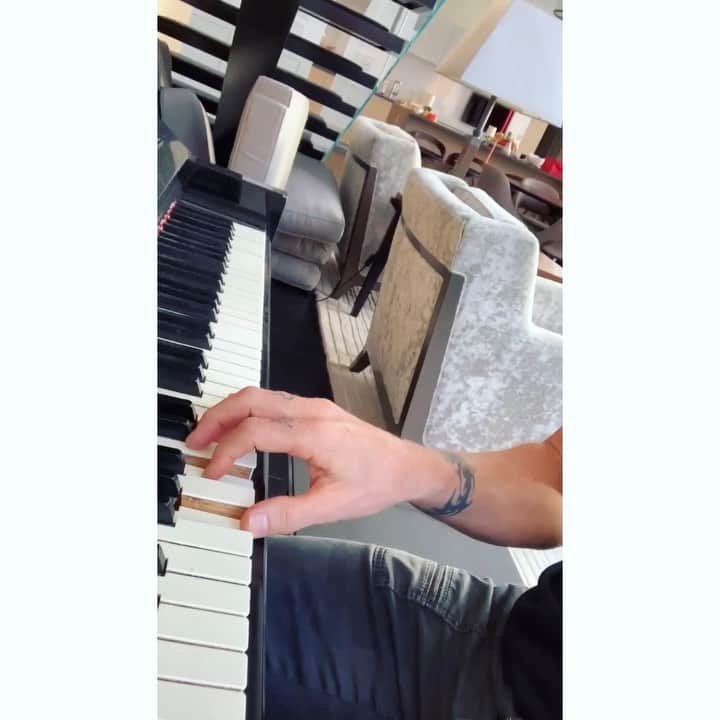 キース・アーバンのインスタグラム：「Ok..... one handed ..... so I can film ....! - KU」