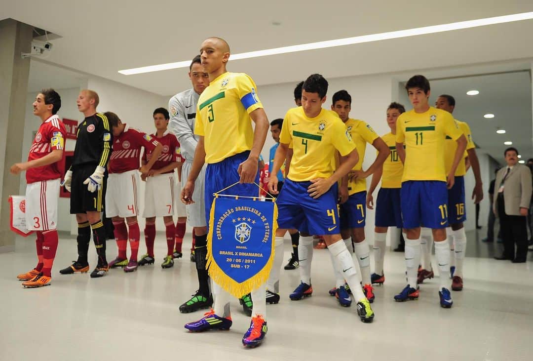 マルコス・アオアス・コレアのインスタグラム：「Momento inesquecível na carreira e na vida, há exatos 8 anos entrávamos em campo para a estreia da Copa do Mundo Sub-17 contra a Dinamarca. #tbt #MarquinhosM5 #M5 #WorldCupU17 #SeleçãoBrasileira」