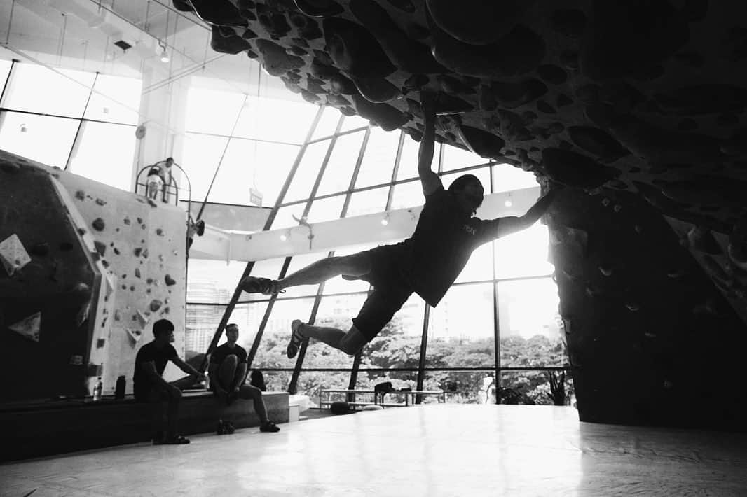 ハキム・カスバンのインスタグラム：「I’ve been riding this wave for the better part of the last four months now - overcoming that jaded feeling which made me stop completely in March - but yesterday was exceptionally good. . The psych at the 60 degree wall battle qualifying session by @boulder_plus was high and the vibes were really good. As always, in climbing, everyone joins in the collective groans and cheers, even for a direct competitor. It’s really amazing. .  I capped off the day with a last ditch, last attempt send (swipe for video, sound on for atmosphere) of the last problem I was struggling with for a good part of the session. What a way to end the day in the climbing gym! . 📷 by @berizified threads by @heavy.japan . #climbing #bouldering #indoorclimbing #climbinggym #sportclimbing #liveclimbrepeat #fortheclimb #climbinglife #climbing_is_my_passion #heavyjapan #training #sports #athlete #singapore #climbing_worldwide #sgclimbers #passion #sgfitness」