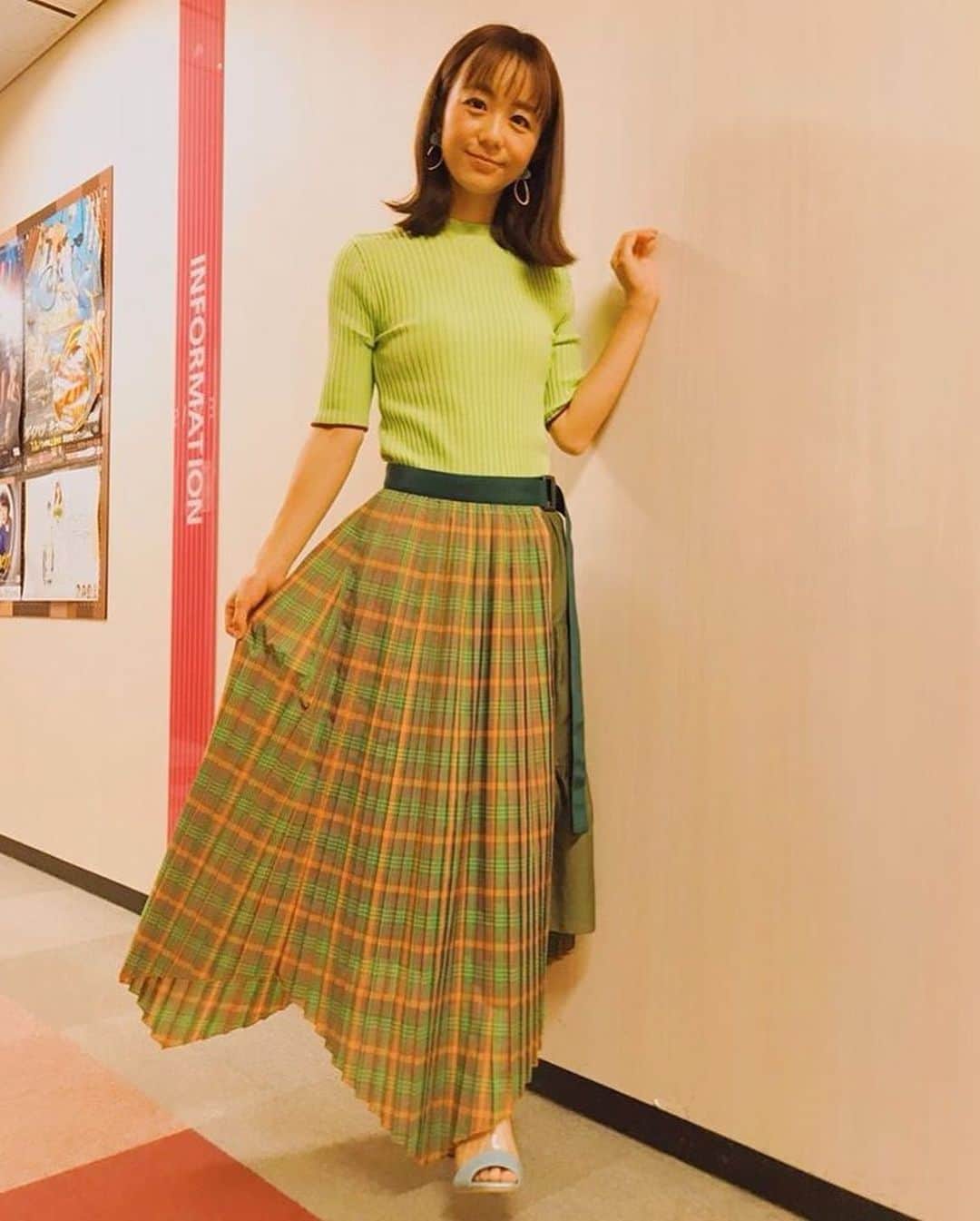 大瀧彩乃さんのインスタグラム写真 - (大瀧彩乃Instagram)「・ 153cmの萌ちゃんは最近ロング丈をよく着てくれています👗（あと緑率高い💚） 小柄な女性でもバランスさえ間違わなければロング丈も綺麗に着こなせます。 足首はしっかり見せて抜け感を👋  #153cmコーデ #stylingbyme」6月21日 8時48分 - _ayanootaki_