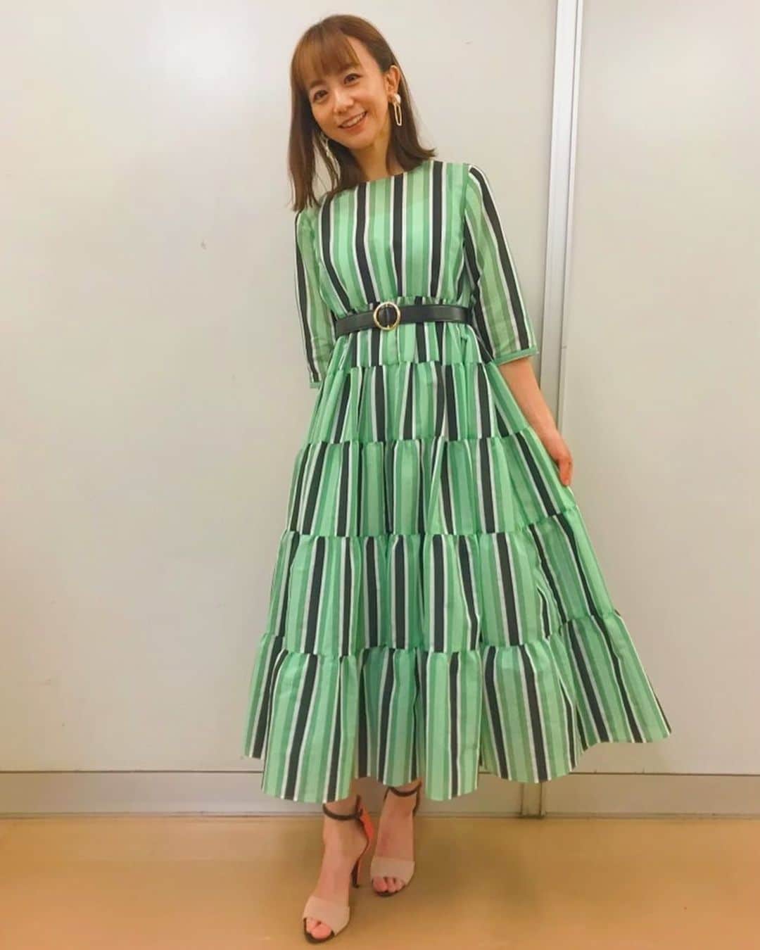 のインスタグラム：「・ 153cmの萌ちゃんは最近ロング丈をよく着てくれています👗（あと緑率高い💚） 小柄な女性でもバランスさえ間違わなければロング丈も綺麗に着こなせます。 足首はしっかり見せて抜け感を👋  #153cmコーデ #stylingbyme」