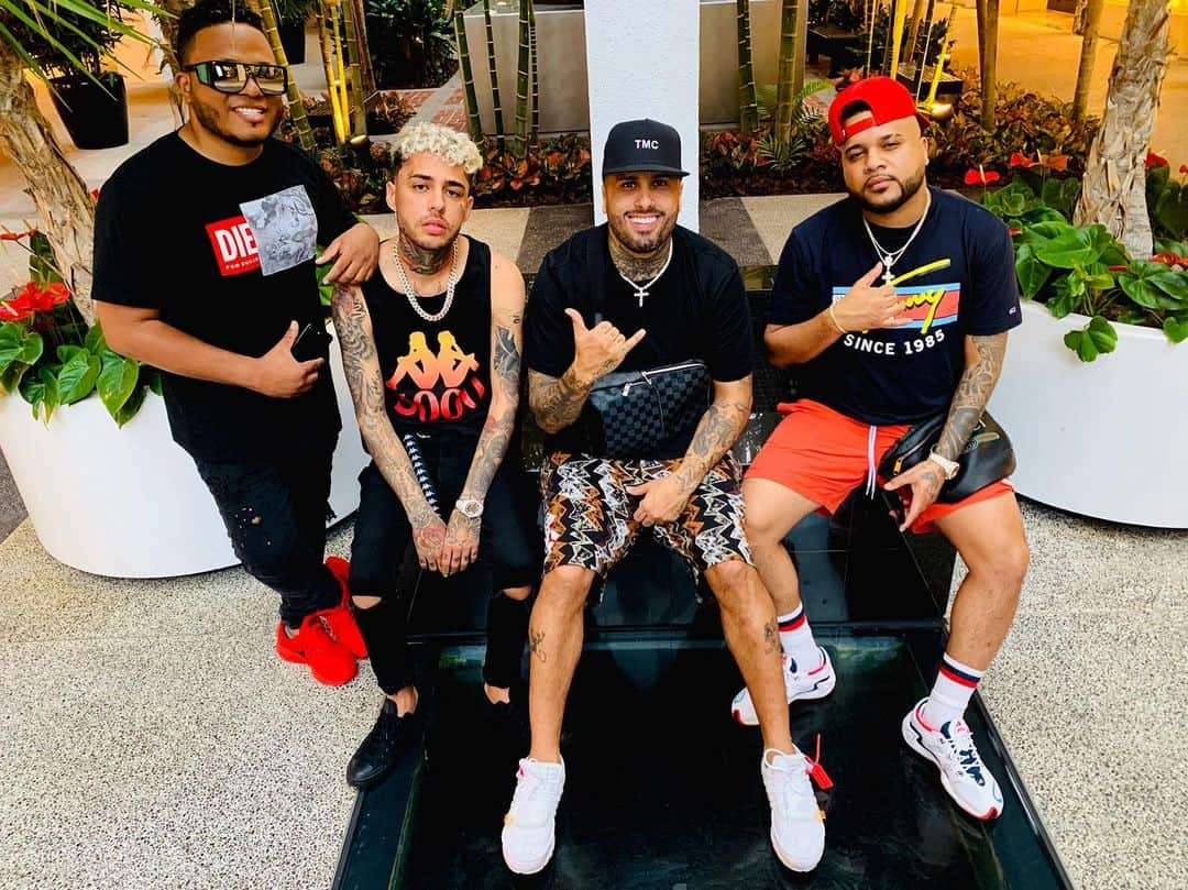 NICKY JAMさんのインスタグラム写真 - (NICKY JAMInstagram)「Aquí con los bro @sagawhiteblack  @dalexmusic  @dimeloflowofficial」6月21日 9時00分 - nickyjam