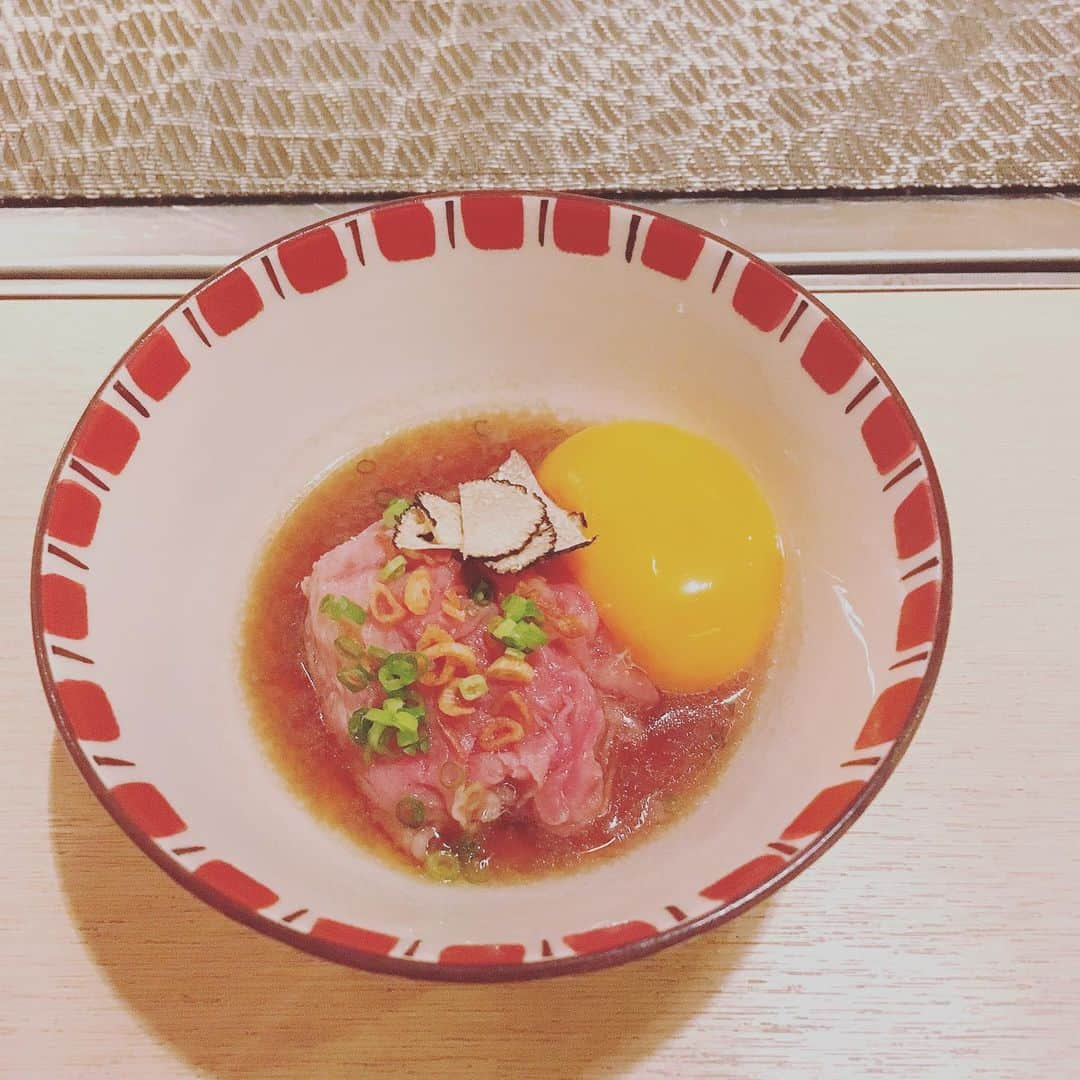 田中千絵さんのインスタグラム写真 - (田中千絵Instagram)「昨夜は、おいしい日本料理を、 今、台北でとても人気のある 千壽台北でいただいてきました🥂  ガールズナイトと思いきや…  昨夜は北村豊晴監督主催の女子会、 みたいな👩‍👩‍👧‍👦💕 。  女子よりも ロマンチックな発想をもっている 北村監督。 色々と参考にさせてもらいます😝  そしてなによりも、 こうして異国でがんばっている みんなといると、 たくさん刺激もらえます。  毎日を楽しく、美しく。  Have a nice weekend🍃 . . 昨晚在最近非常熱門的 千壽台北享受美味日本料理🥂  看起來是女子會⋯  但其實背後的重量級主辦單位是 北村豐晴導演👩‍👩‍👧‍👦💕 。  北村導演的浪漫度比女生還女生， 我應該要好好參考的😝  能夠和在異國一起打拼的大家在一起， 真的很刺激。  開心美麗的渡過每天吧！ 週末愉快🍃  @senjutaipei . . . . #たいわん #taiwan #taipei  #台北の日本料理 #千壽台北  #北村豐晴 #愛紗 #大久保麻梨子 #藤岡麻美 #田中千繪  #異国で仕事  #台北と東京の生活 #中国語」6月21日 8時52分 - chietanaka817