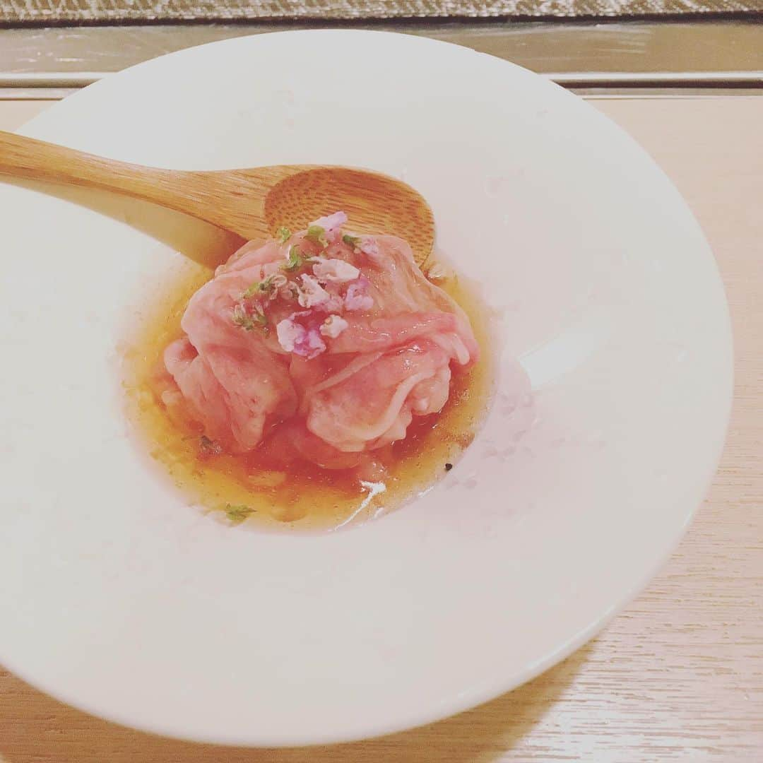 田中千絵さんのインスタグラム写真 - (田中千絵Instagram)「昨夜は、おいしい日本料理を、 今、台北でとても人気のある 千壽台北でいただいてきました🥂  ガールズナイトと思いきや…  昨夜は北村豊晴監督主催の女子会、 みたいな👩‍👩‍👧‍👦💕 。  女子よりも ロマンチックな発想をもっている 北村監督。 色々と参考にさせてもらいます😝  そしてなによりも、 こうして異国でがんばっている みんなといると、 たくさん刺激もらえます。  毎日を楽しく、美しく。  Have a nice weekend🍃 . . 昨晚在最近非常熱門的 千壽台北享受美味日本料理🥂  看起來是女子會⋯  但其實背後的重量級主辦單位是 北村豐晴導演👩‍👩‍👧‍👦💕 。  北村導演的浪漫度比女生還女生， 我應該要好好參考的😝  能夠和在異國一起打拼的大家在一起， 真的很刺激。  開心美麗的渡過每天吧！ 週末愉快🍃  @senjutaipei . . . . #たいわん #taiwan #taipei  #台北の日本料理 #千壽台北  #北村豐晴 #愛紗 #大久保麻梨子 #藤岡麻美 #田中千繪  #異国で仕事  #台北と東京の生活 #中国語」6月21日 8時52分 - chietanaka817