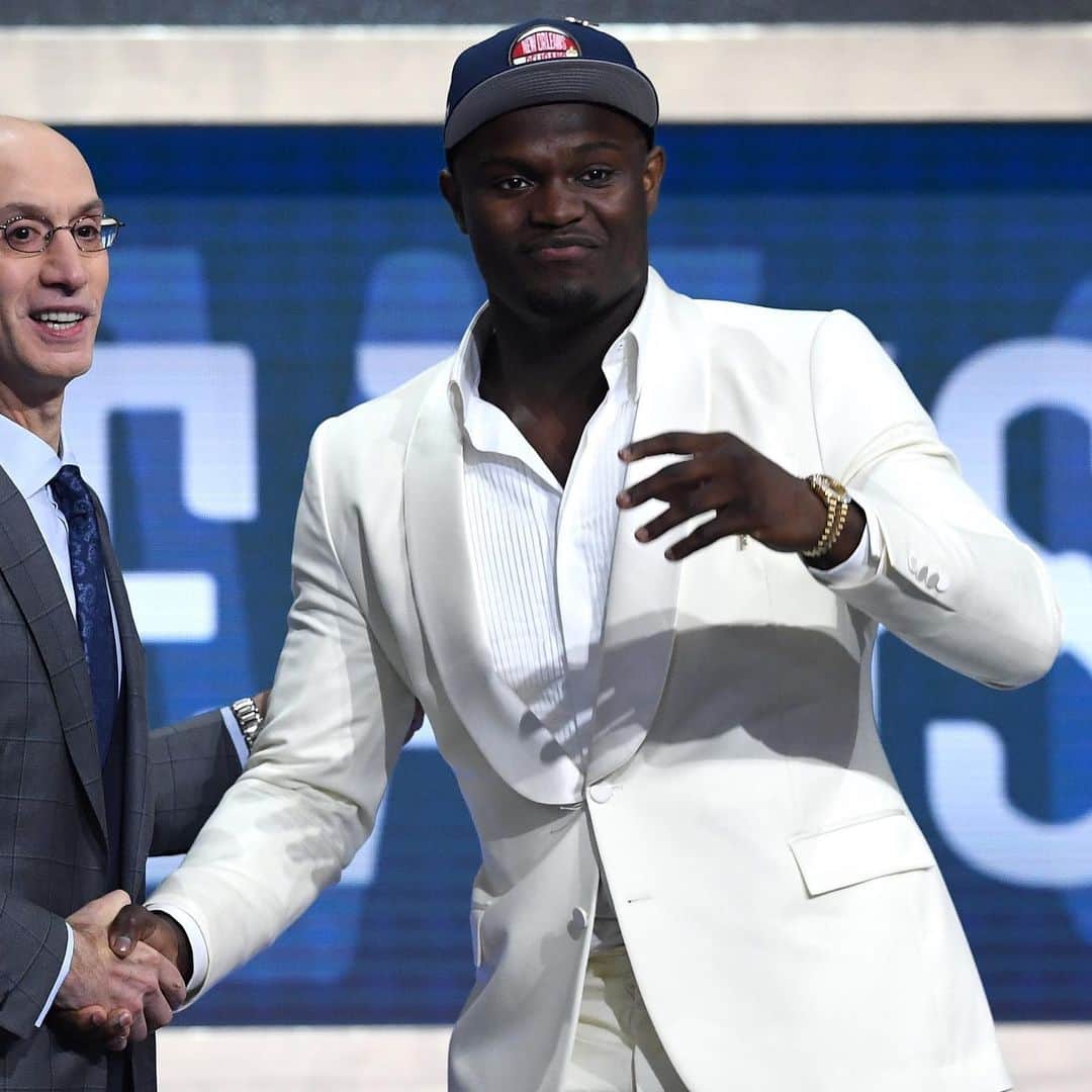 ABC Newsさんのインスタグラム写真 - (ABC NewsInstagram)「NO. 1 PICK: The New Orleans Pelicans have selected Zion Williamson as the No. 1 selection at Thursday night's NBA Draft, going with the Duke big man considered to be one of the most exciting prospects in years. (Photo by Sarah Stier/Getty Images) #zionwilliamson #nbadraft #nba #basketball」6月21日 8時54分 - abcnews