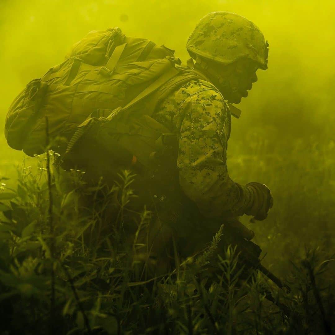 アメリカ海兵隊さんのインスタグラム写真 - (アメリカ海兵隊Instagram)「Maneuver through the Madness  Lance Cpl. Paul C. Pimm, a Marine with @4thmardiv, maneuvers on foot through a smoke grenade during Mission Readiness Exercise at Fort. A.P. Hill, Virginia, June 16, 2019.(U.S. Marine Corps Photo by Sgt. Markeith D. Hall)  #Marines #USMC #Training #SemperFi」6月21日 9時02分 - marines